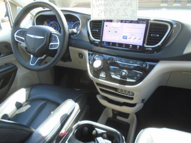 Used 2023 Chrysler Pacifica Touring-L FWD image 10