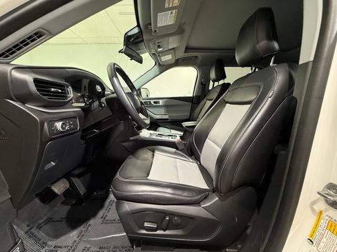 Used 2022 Ford Explorer XLT w/ Equipment Group 202A AWD/4WD image 13