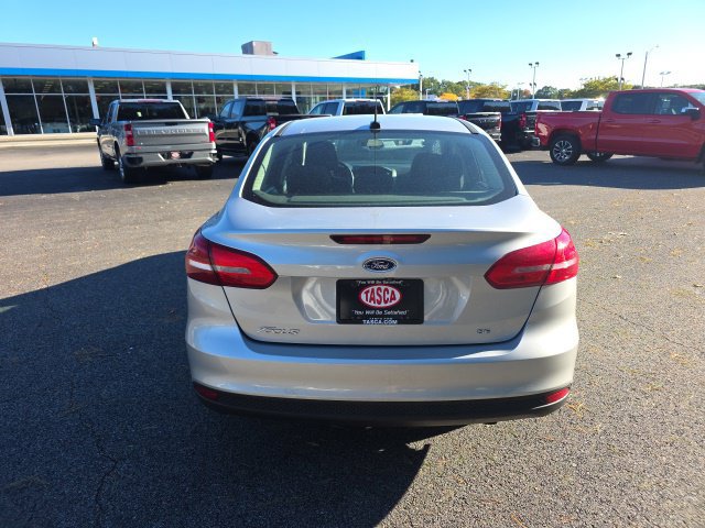 Used 2017 Ford Focus SE w/ SE Winter Package FWD image 4