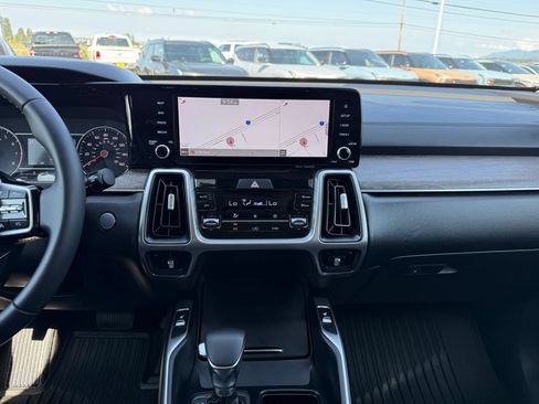Certified 2022 Kia Sorento S w/ Panoramic Sunroof Package AWD/4WD image 25