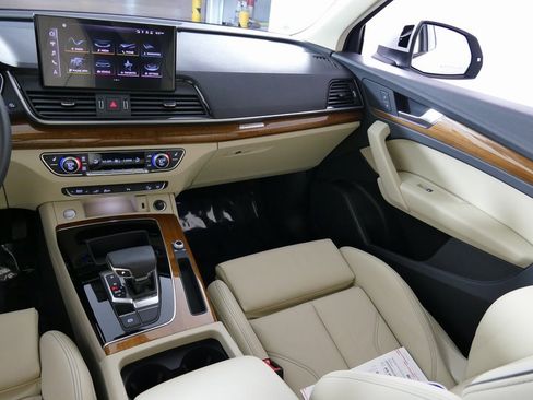 Used 2024 Audi Q5 e Premium w/ Convenience Package image 27