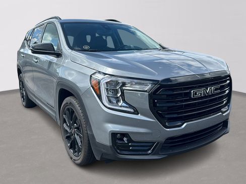 Used 2024 GMC Terrain SLT w/ Elevation Edition FWD image 2