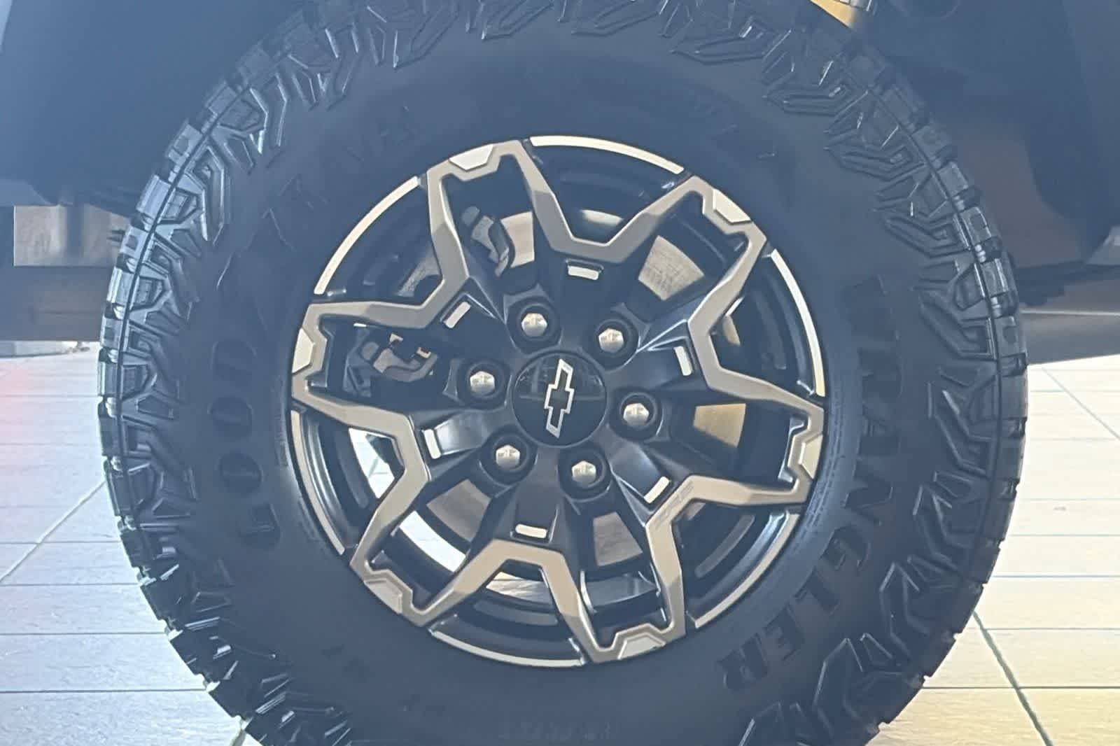 Used 2024 Chevrolet Colorado ZR2 w/ Technology Package AWD/4WD image 30