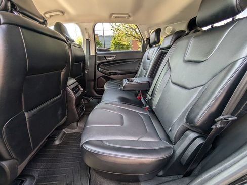 Used 2018 Ford Edge Titanium w/ Technology Package AWD/4WD image 17