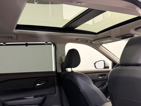 Used 2023 Nissan Rogue SL w/ SL Premium Package image 9