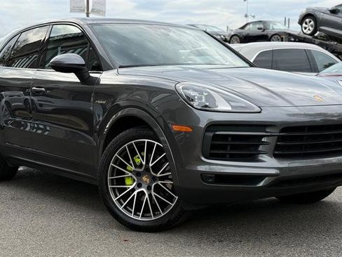 Used 2023 Porsche Cayenne w/ Premium Package image 8