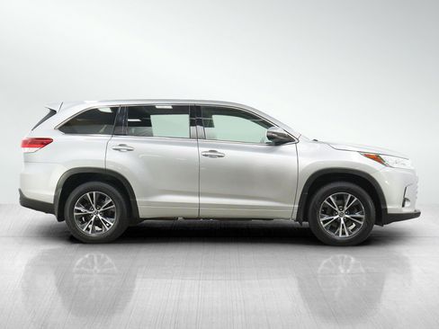 Used 2017 Toyota Highlander LE AWD/4WD image 6