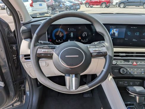 Used 2025 Hyundai Tucson SE FWD image 13