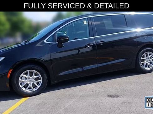 Used 2023 Chrysler Pacifica Touring-L FWD image 7