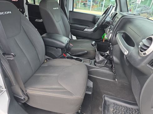 Used 2017 Jeep Wrangler Unlimited Rubicon w/ Connectivity Group AWD/4WD image 32