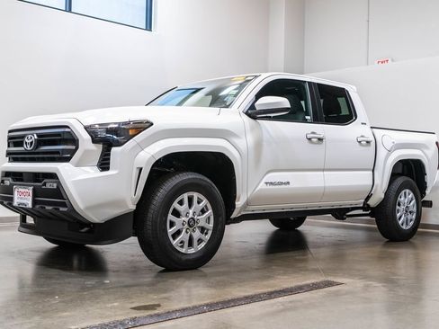 Certified 2026 Toyota Tacoma SR5 AWD/4WD image 3