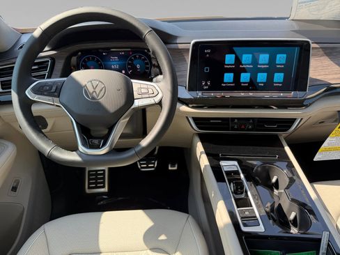 Used 2025 Volkswagen Atlas SEL Premium R-Line image 11