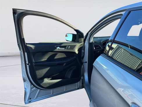 Used 2018 Ford Edge SE image 35