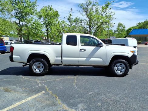 Used 2022 Toyota Tacoma SR image 2