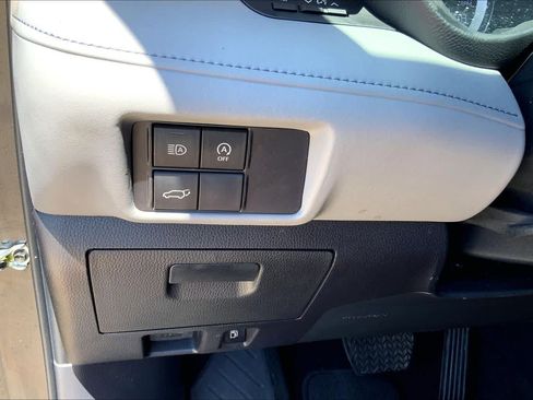 Used 2023 Toyota Highlander LE FWD image 33