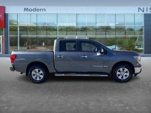 Used 2018 Nissan Titan SV w/ SV Convenience Package image 4