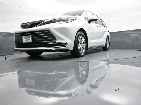 Certified 2025 Toyota Sienna Limited image 28