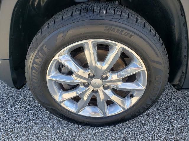 Used 2017 Jeep Cherokee Limited AWD/4WD image 27