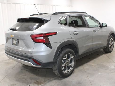 Used 2025 Chevrolet Trax LT image 9