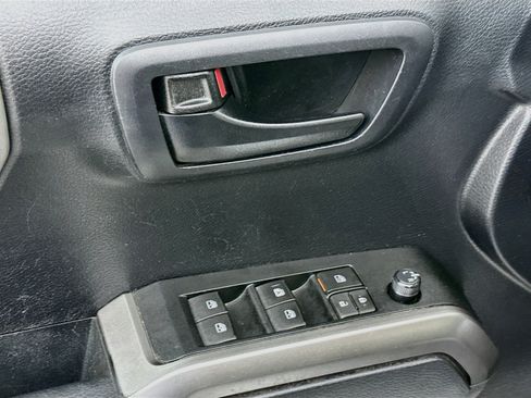 Used 2019 Toyota Tacoma SR5 RWD image 15