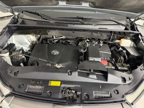 Used 2018 Toyota Highlander LE FWD image 25