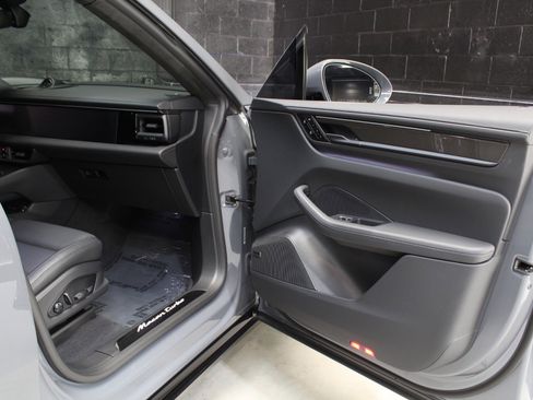 Used 2025 Porsche Macan Turbo Electric AWD/4WD image 35