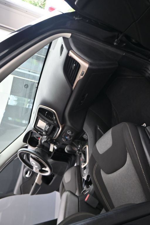 Used 2018 Jeep Cherokee Latitude AWD/4WD image 47