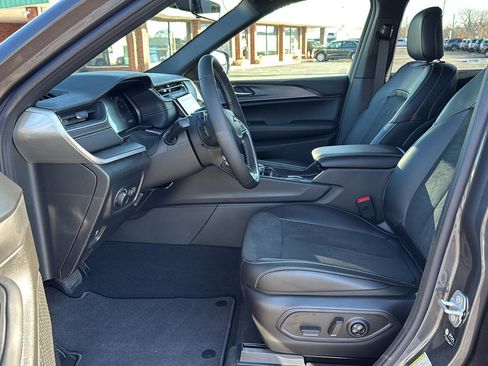 New 2025 Jeep Grand Cherokee Altitude image 21