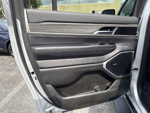 Used 2024 Jeep Wagoneer L Series II image 12