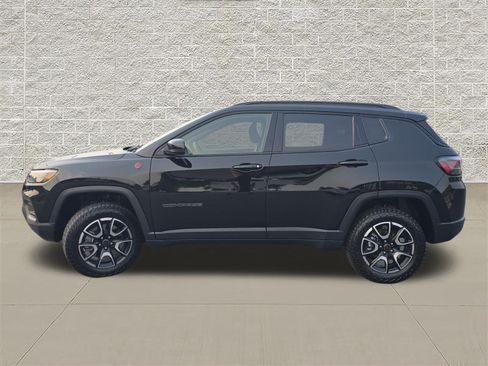 Used 2025 Jeep Compass Trailhawk w/ Trailhawk Elite Group AWD/4WD image 4