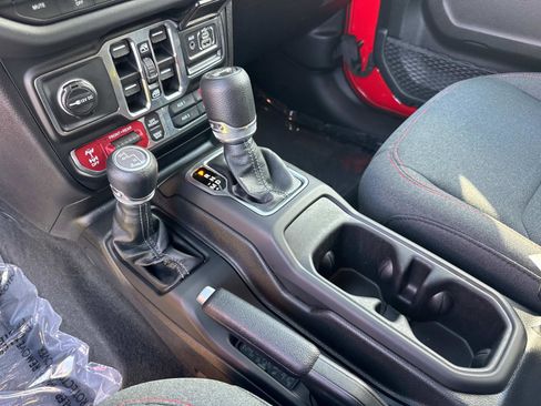 Certified 2026 Jeep Wrangler Unlimited Rubicon AWD/4WD image 25