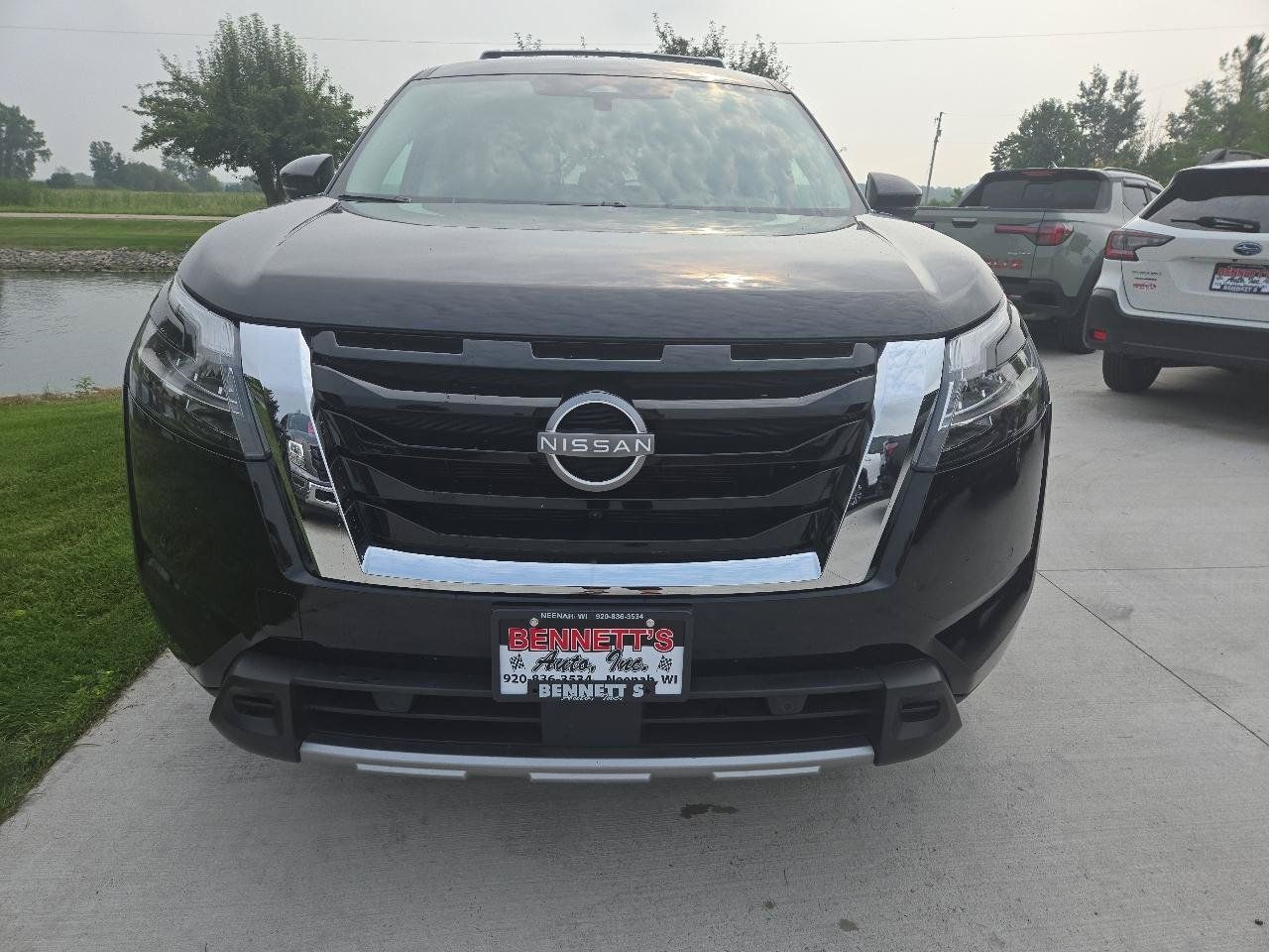 Used 2023 Nissan Pathfinder SL AWD/4WD image 2