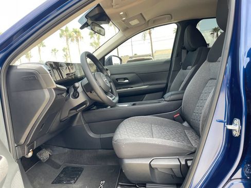 Certified 2025 Nissan Kicks SV FWD image 9