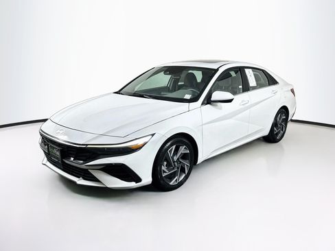 Used 2025 Hyundai Elantra SEL FWD image 3