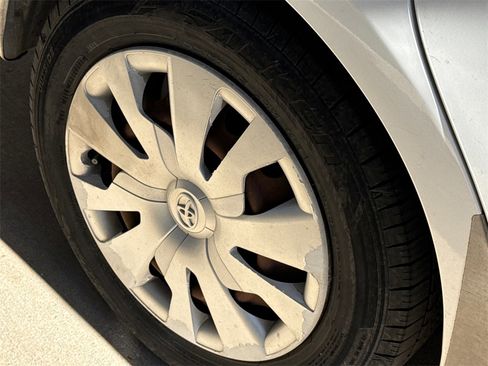 Used 2015 Toyota Yaris L image 10