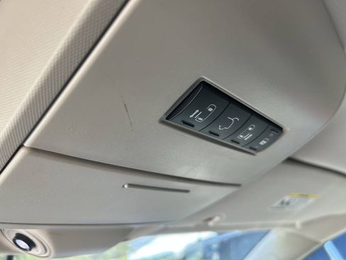 Used 2014 Chrysler Town & Country Touring FWD image 29