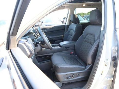 Used 2025 Nissan Pathfinder SV w/ SV Premium Package FWD image 10