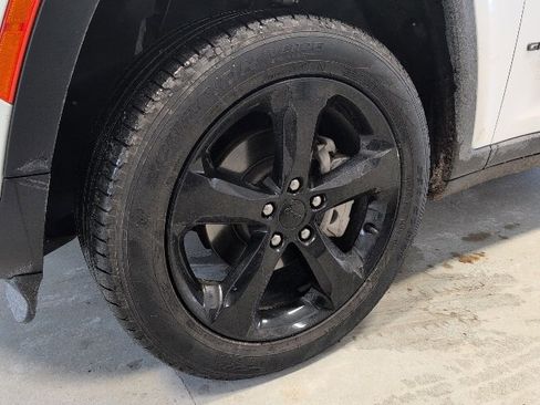 Used 2023 Jeep Grand Cherokee Limited w/ Luxury Tech Group II image 9