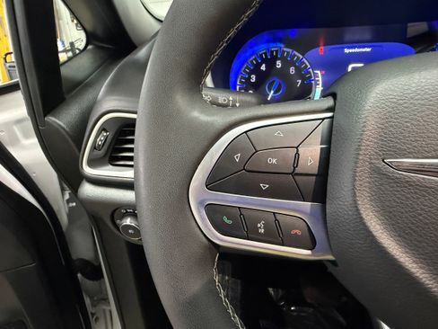 Used 2025 Chrysler Pacifica Select FWD image 20