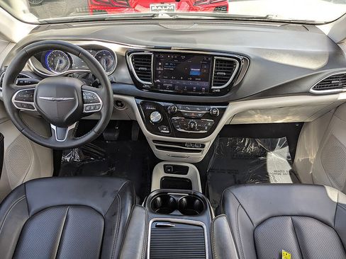 Used 2024 Chrysler Pacifica Touring-L FWD image 31