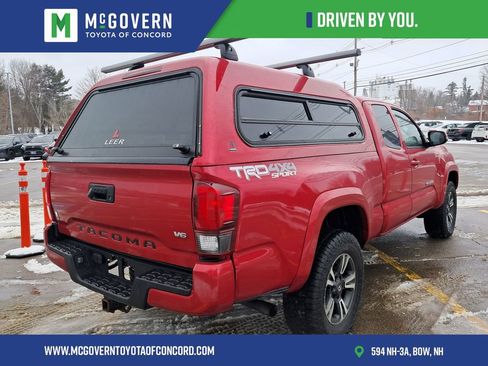 Used 2018 Toyota Tacoma TRD Sport image 3