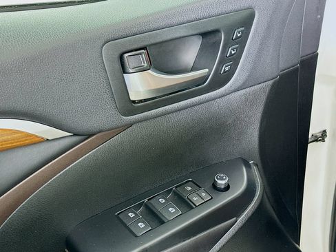 Used 2019 Toyota Highlander Limited FWD image 21