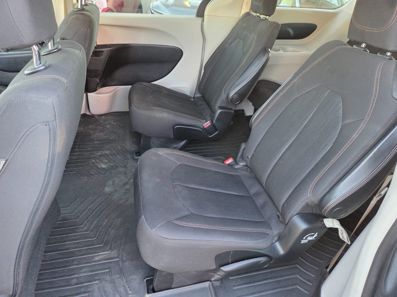Used 2017 Chrysler Pacifica Touring FWD image 9