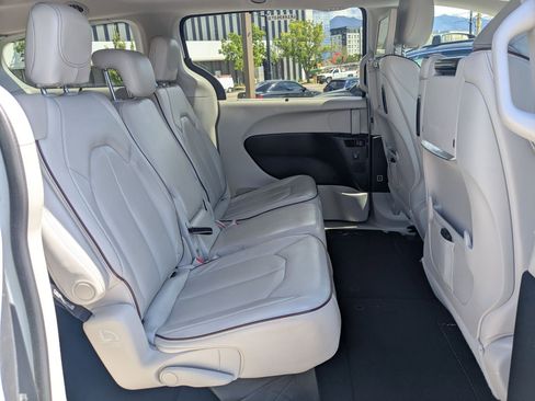 Used 2020 Chrysler Pacifica Limited w/ Advanced Safetytec Group FWD image 30
