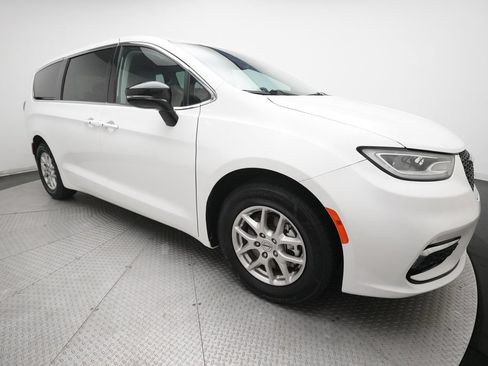 Used 2024 Chrysler Pacifica Touring-L FWD image 36