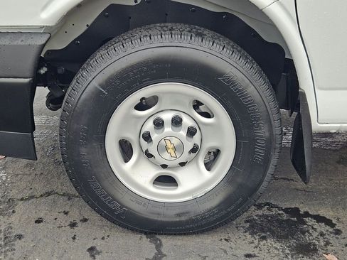 New 2025 Chevrolet Express 2500 Extended image 40