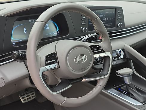 Used 2025 Hyundai Elantra Sport image 13