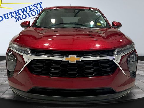Used 2025 Chevrolet Trax LS w/ LS Convenience Package FWD image 2