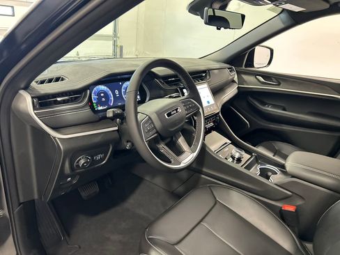 New 2025 Jeep Grand Cherokee Limited w/ Luxury Tech Group II image 17