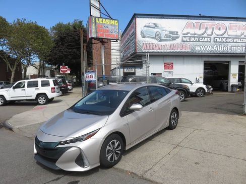 Used 2018 Toyota Prius Prime Plus w/ Carpet Mat Package FWD image 2
